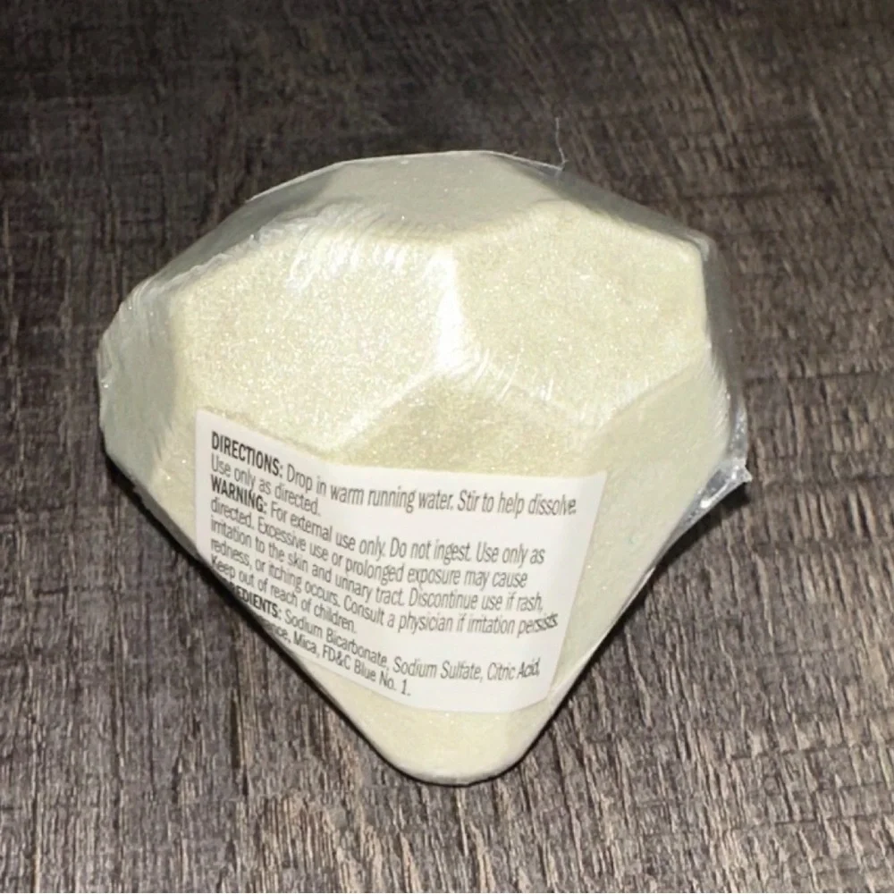 💞 New Snow Berry Shimmery Bath Fizzer Bath Bomb